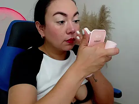 Yadis hot online show from November 21, 2025, 9:02 pm