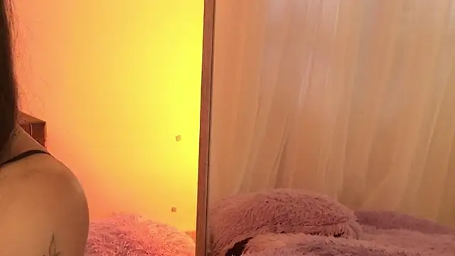 ISA NIXON online show from April 17, 2026, 9:07 pm