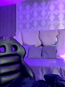 MAIILY TAY online show from November 30, 2025, 1:04 pm