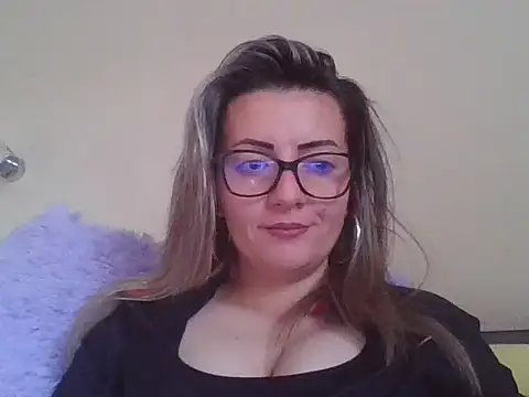 blondinaali online show from October 28, 2025, 11:47 am