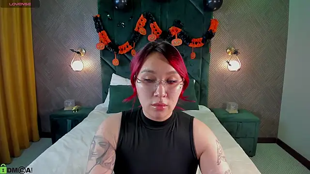 Snapshot of Susie_Reverse chatting on October 29, 2025, 10:17 am Susie Reverse online show from October 29, 2025, 10:17 am