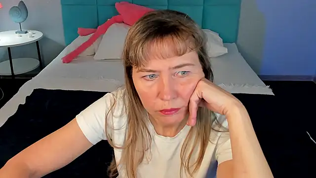 Carla Vogue online show from November 8, 2025, 3:07 am