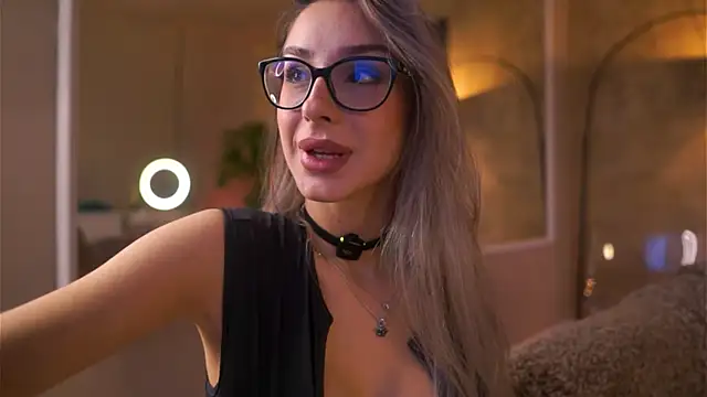 MaddieBryggs online show from April 17, 2026, 6:33 pm