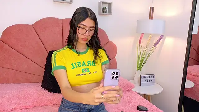 Snapshot of Charlotte_Millers chatting on November 24, 2025, 9:58 pm Charlotte Millers online show from November 24, 2025, 9:58 pm