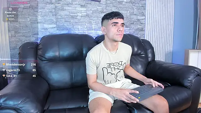 zack joness18 online show from November 30, 2025, 5:33 am