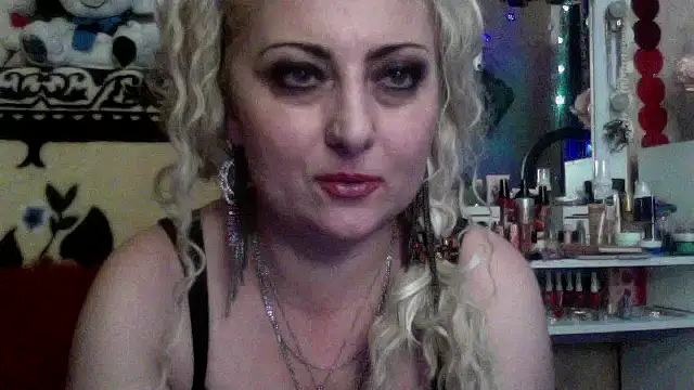 xHot Amazonq online show from December 2, 2025, 5:52 pm