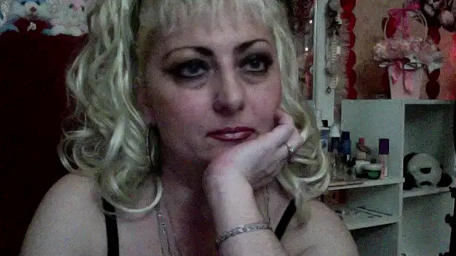 xHot Amazonq online show from April 13, 2026, 4:45 pm