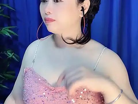 yaoyao22678 online show from November 6, 2025, 2:01 am