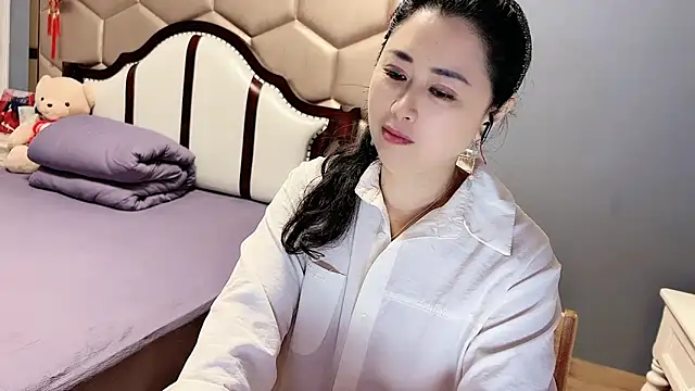 yaoyao22678 online show from April 13, 2026, 2:39 am