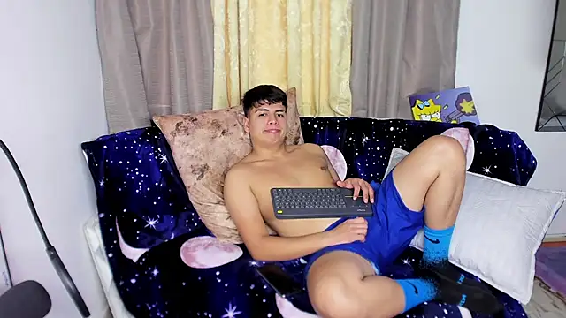 the boy king016 online show from November 1, 2025, 3:47 pm