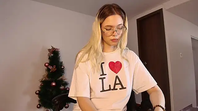 Snapshot of ViolettaAllente chatting on December 20, 2025, 9:22 pm ViolettaAllente online show from December 20, 2025, 9:22 pm