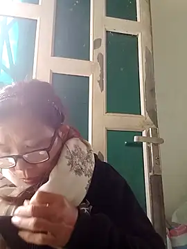 bella-la online show from December 18, 2025, 7:03 am