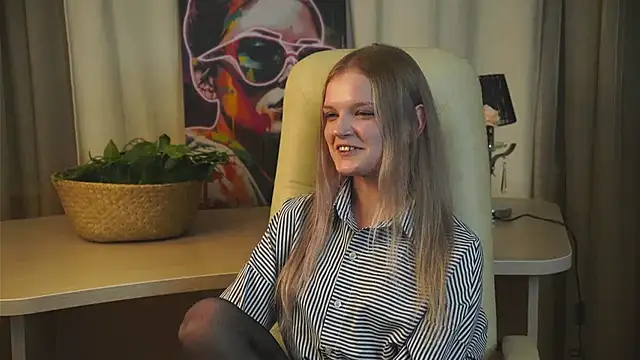 Snapshot of BrennaTout chatting on October 28, 2025, 12:30 pm BrennaTout online show from October 28, 2025, 12:30 pm