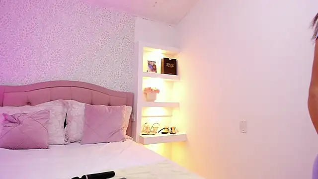 KatieBoison online show from November 30, 2025, 4:55 pm