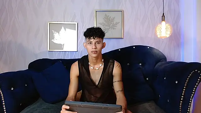 KamiSuarez online show from November 3, 2025, 1:23 pm