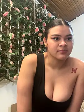 Tharafresneda  online show from October 31, 2025, 5:25 pm