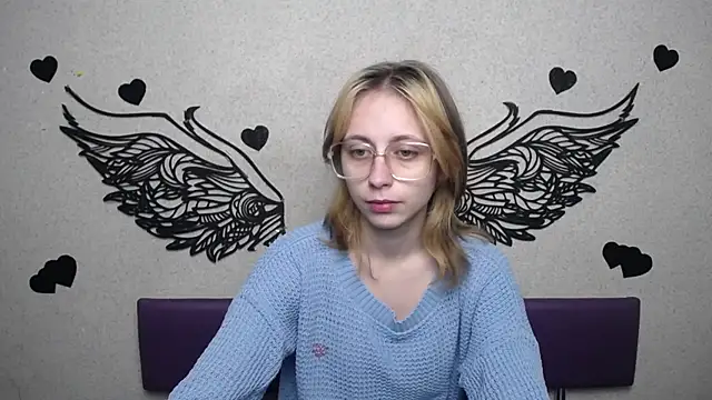 TracyLll online show from November 24, 2025, 11:43 am