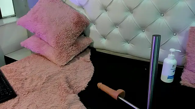 Cristinawhite online show from December 1, 2025, 8:03 pm