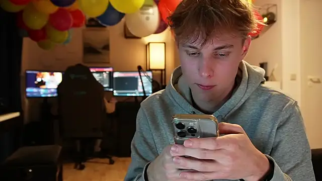 Snapshot of InnocentGuysOF chatting on November 7, 2025, 7:36 pm InnocentGuysOF online show from November 7, 2025, 7:36 pm