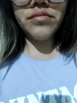 Snapshot of Camilu23 chatting on October 28, 2025, 10:34 pm Camilu23 online show from October 28, 2025, 10:34 pm