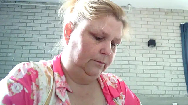Snapshot of Sylviastar46 chatting on April 18, 2026, 8:07 am Sylviastar46 online show from April 18, 2026, 8:07 am