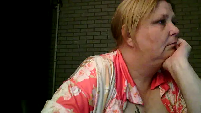 Snapshot of Sylviastar46 chatting on April 18, 2026, 7:07 pm Sylviastar46 online show from April 18, 2026, 7:07 pm