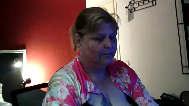 Snapshot of Sylviastar46 chatting on May 19, 2026, 8:15 pm Sylviastar46 online show from May 19, 2026, 8:15 pm