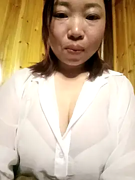 Snapshot of julybe chatting on February 15, 2026, 3:31 pm julybe online show from February 15, 2026, 3:31 pm