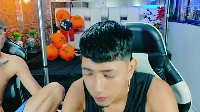 Snapshot of darwinandbrayann chatting on November 1, 2025, 12:18 pm darwinandbrayann online show from November 1, 2025, 12:18 pm