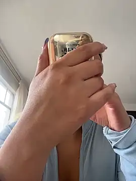 Elina Hills online show from April 19, 2026, 6:07 pm