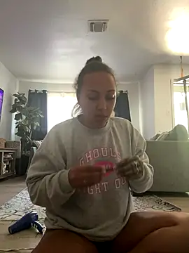 prettylildes online show from November 5, 2025, 5:24 pm