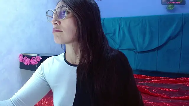 adaharagomezcm online show from November 6, 2025, 8:10 pm