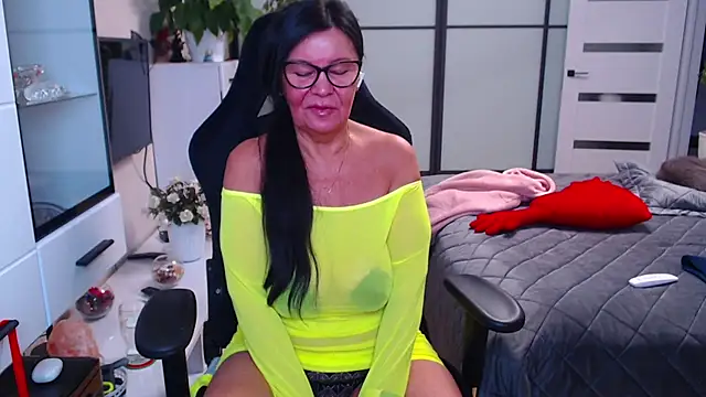 Snapshot of xMatureDesire chatting on December 2, 2024, 9:35 am xMatureDesire online show from December 2, 2024, 9:35 am