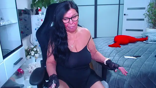 Snapshot of xMatureDesire chatting on December 22, 2024, 9:44 am xMatureDesire online show from December 22, 2024, 9:44 am