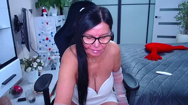 Snapshot of xMatureDesire chatting on December 29, 2024, 9:28 am xMatureDesire online show from December 29, 2024, 9:28 am