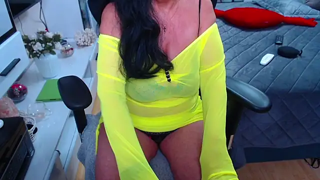 Snapshot of xMatureDesire chatting on January 26, 2025, 12:43 pm xMatureDesire online show from January 26, 2025, 12:43 pm