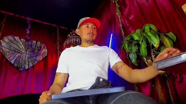 Snapshot of x_heros_x chatting on November 3, 2025, 1:01 pm x heros x online show from November 3, 2025, 1:01 pm