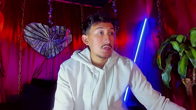 Snapshot of x_heros_x chatting on November 6, 2025, 12:17 pm x heros x online show from November 6, 2025, 12:17 pm