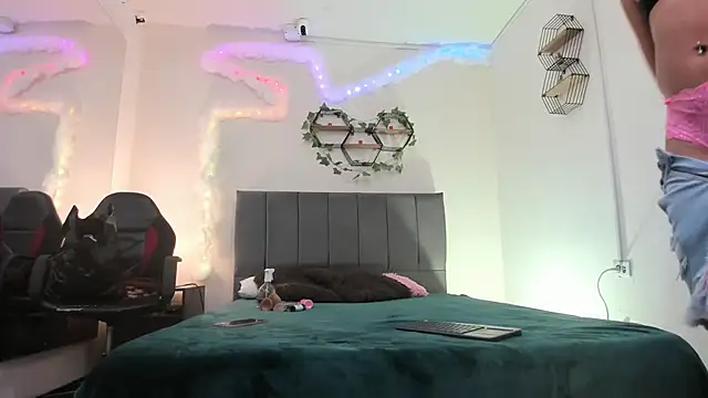 Lucerop  online show from November 23, 2025, 3:39 am