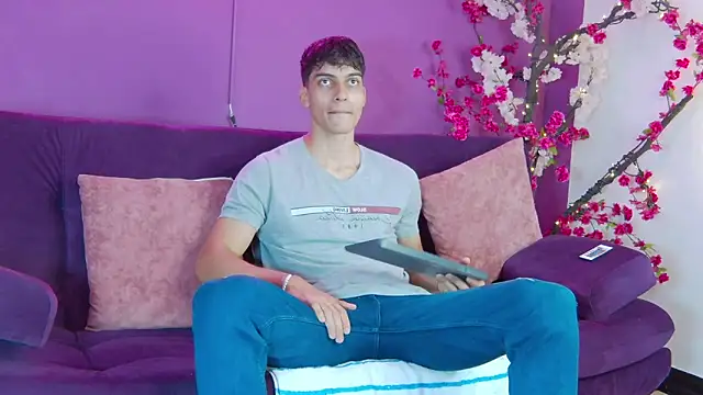 AlessioVitale online show from November 26, 2025, 12:17 pm