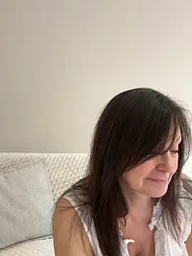 HotLdyllic online show from March 17, 2026, 4:21 pm