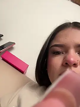 Camila Duarte  online show from November 8, 2025, 1:33 pm