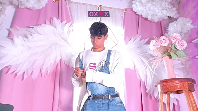 Leo Glow online show from April 20, 2026, 7:59 pm