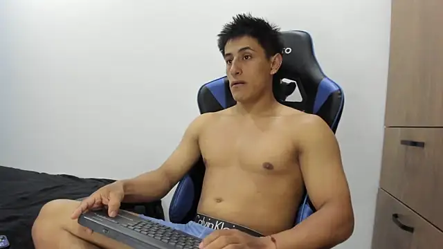 Snapshot of dorman_boy chatting on November 4, 2025, 2:43 am dorman boy online show from November 4, 2025, 2:43 am