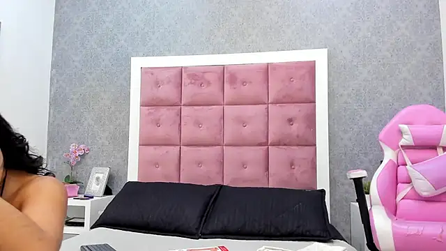 ailenaranda online show from November 24, 2025, 12:38 pm