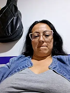 Snapshot of Lauryn_Jones chatting on July 1, 2026, 4:03 am Lauryn Jones online show from July 1, 2026, 4:03 am
