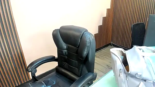 desk desire online show from December 16, 2025, 11:15 am