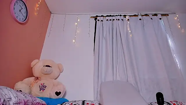 miah smith123 online show from November 12, 2025, 5:13 pm