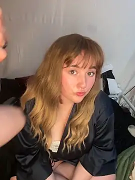 Ladynight04 online show from November 3, 2025, 7:37 pm