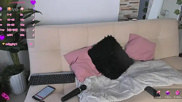 Evelyn R  online show from June 9, 2026, 9:37 pm